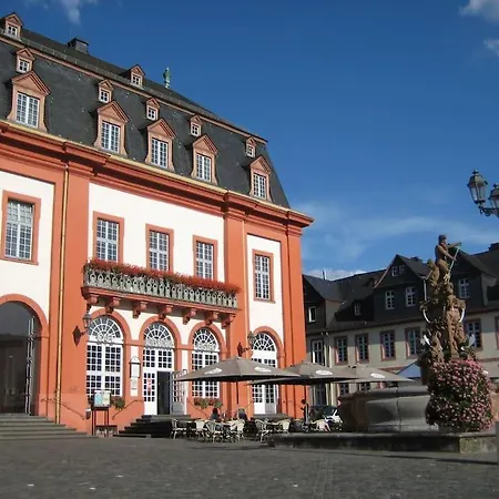 Kuenstler Am Weilburger Schloss, Marktplatz 9 *